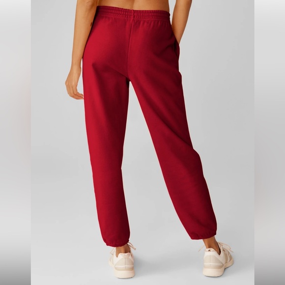 NWT Beyond Yoga Luxefleece sweatpants in Ruby - Picture 2 of 7